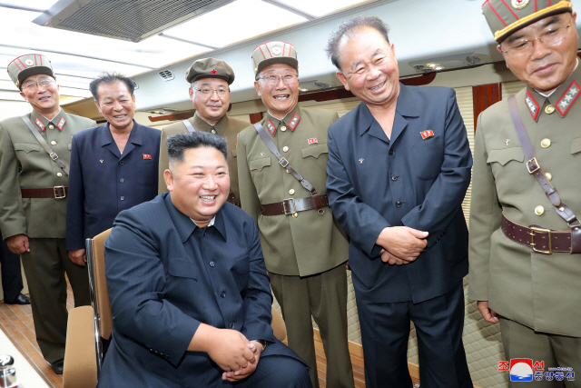 북한 '새 무기' 날자 김정은 미소 활짝…'커다란 만족감'