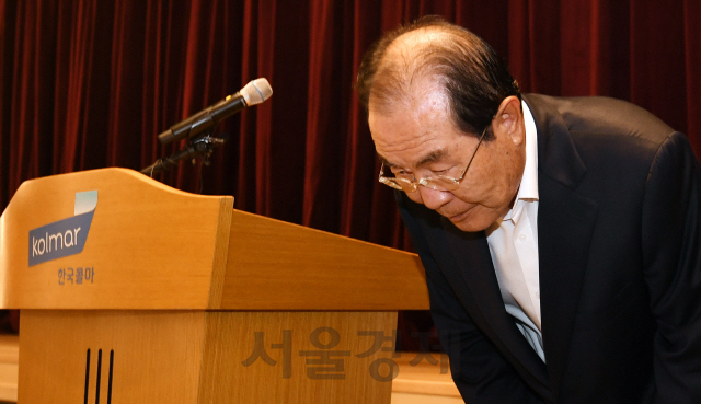 결국 고개 숙인 윤동한 한국콜마 회장