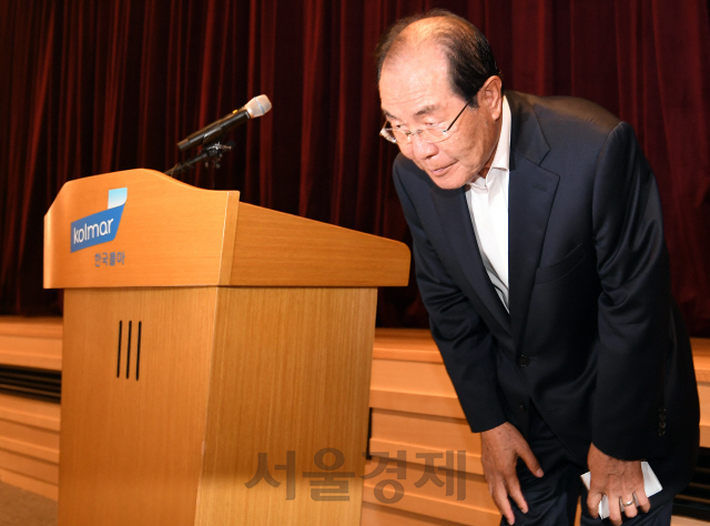 윤동한 한국콜마 회장이 11일 오후 서울 서초구 한국콜마 종합기술원에서 기자회견을 열고 '막말·여성비하 동영상' 논란에 대해 사과하며 회사 경영에서 물러날 것이라 밝히고 있다./오승현기자 2019.8.11