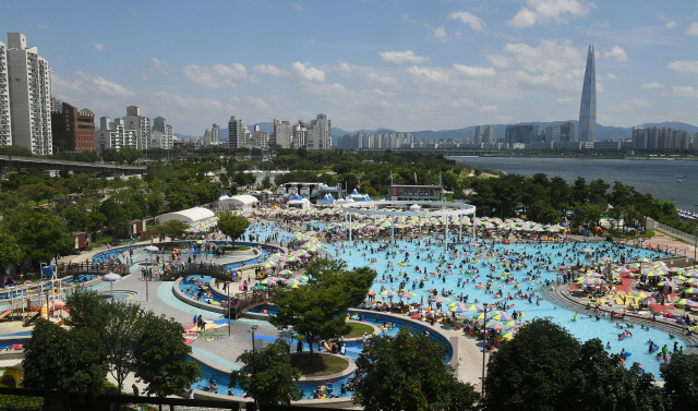 말복인 11일 서울 광진구 뚝섬한강공원수영장을 찾은 많은 시민들이 물놀이를 하며 더위를 식히고 있다./오승현기자 2019.8.11