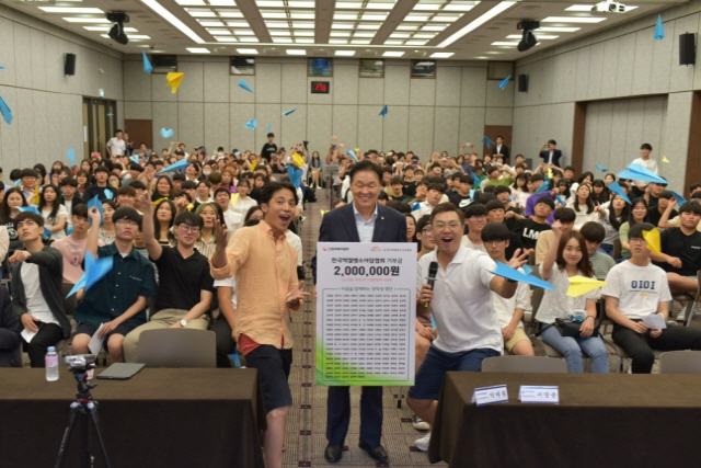 지난 9일 서울 명동 은행회관에서 열린 ‘2019 새희망힐링펀드 장학증서 수여식’에서 이계문(앞줄 가운데) 신용회복위원장이 장학금을 수여하고 있다./사진제공=신복위