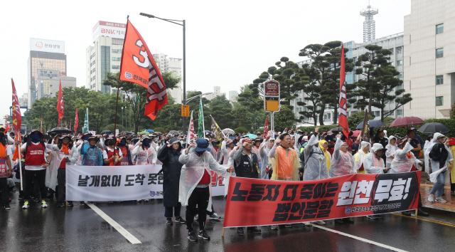 현대중공업 노조가 지난 6월 울산시청 앞에서 현대중공업 법인분할 주주총회 효력 무효를 주장하며 구호를 외치고 있다. 업계에서는 일본이 한일관계 악화로 현대중공업과 대우조선해양 간의 기업결합심사에 제동을 걸 경우 국내 조선산업이 타격을 입을 것으로 예상한다. /서울경제DB