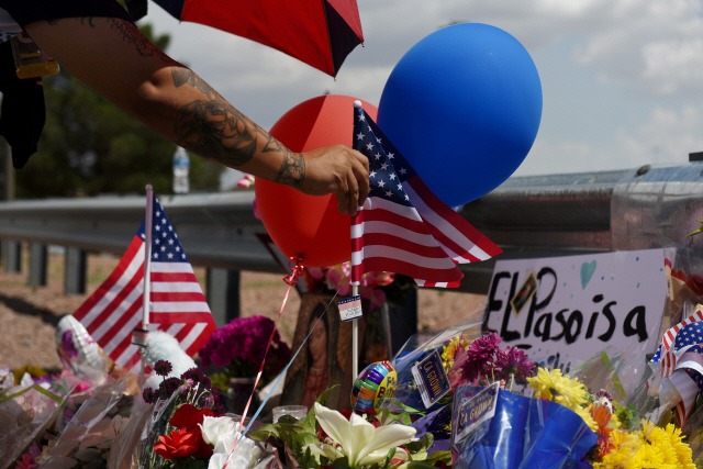 지난 4일(현지시간) 미국 텍사스주 엘패소에서 한 남성이 월마트에서 발생한 총기 참사의 희생자를 기리고 있다. /엘패소=로이터연합뉴스