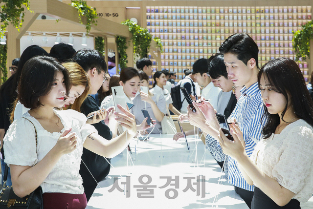 삼성전자 고객들이 서울 영등포 타임스퀘어에 마련된 ‘갤럭시 스튜디오’에서 하반기 플래그십폰 갤럭시 노트10을 체험해보고 있다./사진제공=삼성전자
