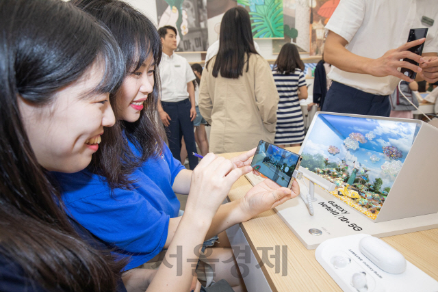 삼성전자 고객들이 서울 종로구 익선동에 마련된 ‘갤럭시 스튜디오’에서 하반기 플래그십폰 갤럭시 노트10을 체험해보고 있다./사진제공=삼성전자