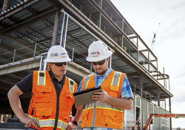 유타 주에 있는 건설업체 레이턴 컨스트럭션 Layton Construction은 작업속도를 높이고 과거에 활용하지 못한 기회를 최대한 살리기 위해 건설현장에 기술을 접목하고 있다. 사진=포춘US