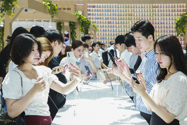 삼성전자 고객들이 서울 영등포 타임스퀘어에 마련된 ‘갤럭시 스튜디오’에서 하반기 플래그십폰 갤럭시 노트10을 체험해보고 있다./사진제공=삼성전자