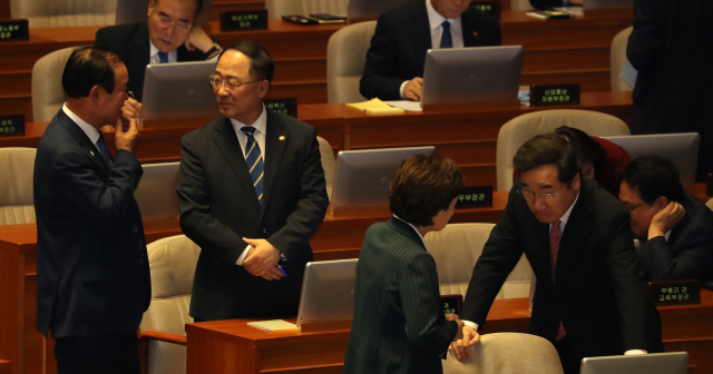 부총리 압도...'총리급 파워' 과시한 김현미