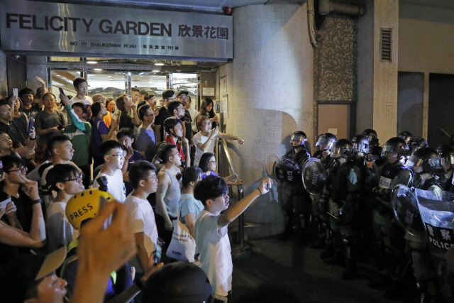 범죄인 인도 법안(송환법) 반대 시위가 계속된 지난 11일 홍콩의 사이완호 지역에서 시위진압 경찰이 주민들과 대치하고 있다. /AP=연합뉴스