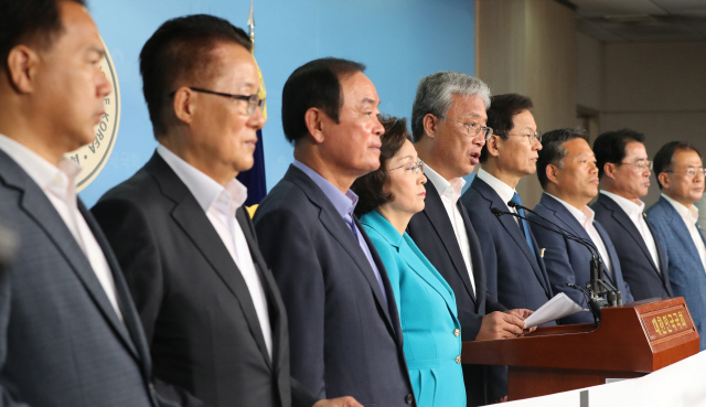 민주평화당 비당권파 모임인 ‘변화와 희망의 대안정치연대’ 소속 유성엽 원내대표 등 의원들이 12일 오전 국회 정론관에서 탈당 기자회견을 하고 있다. /연합뉴스