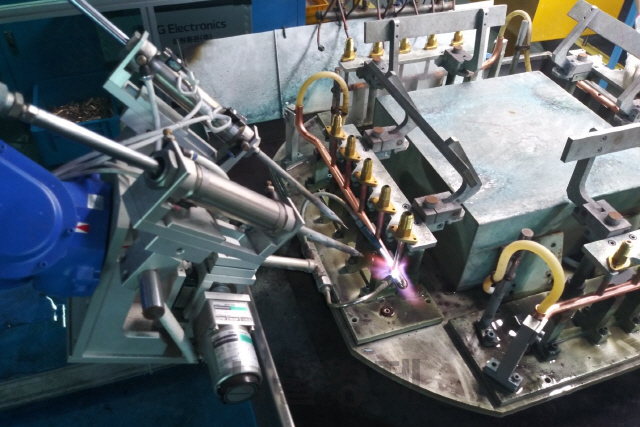 LG전자의 협력업체 삼원동관의 멀티포인트 용접 방식. 로봇을 활용한 LG전자 생산기술과 삼원동관의 용접 노하우를 접목시켰다. /사진제공=LG전자