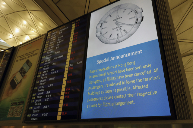 12일 홍콩국제공항 안내판에 시위대의 점거로 모든 출도착 항공편을 취소한다는 ‘특별공지’가 게시돼 있다./홍콩=AP연합뉴스