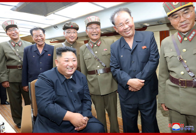 조선중앙통신은 11일 전날 새벽 함경남도 함흥 일대서 단행한 무력시위 관련, “김정은 동지께서 8월 10일 새 무기의 시험사격을 지도하셨다”고 밝혔다. 그러나 통신은 이날 ‘새 무기’라고만 전했을 뿐, 이전 발사 때와 달리 무기 명칭이나 특성 등은 언급하지 않았다. 사진은 중앙통신이 홈페이지에 공개한 김 위원장의 시험사격 참관 사진./연합뉴스