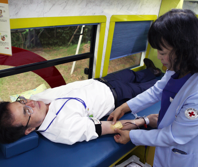GC녹십자 임직원이 최근 경기도 용인의 GC녹십자 본사에서 열린 ‘사랑의 헌혈’ 행사에 참여하고 있다./사진제공=GC녹십자