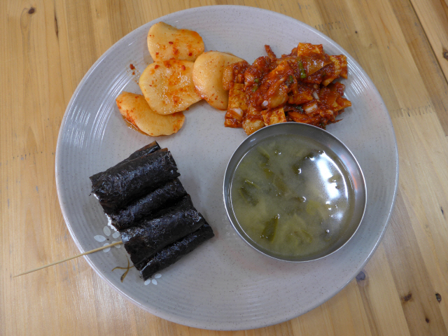 ‘통영 동피랑 김밥’의 충무김밥.