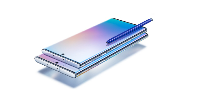 삼성전자의 최신 프리미엄 스마트폰 ‘갤럭시 노트10’(위)과 ‘갤럭시 노트 10+’/사진제공=삼성전자