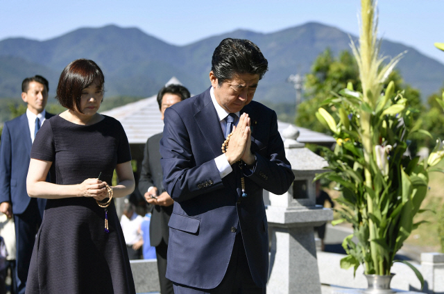 아베 신조 일본 총리가 13일 야마구치현 나가토에 있는 선친 묘소를 참배하고 있다./야마구치현=교도연합뉴스