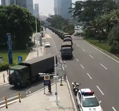 지난 12일 무장 경찰이 탄 차량들이 홍콩와 인접한 중국 광둥성 선전시로 진입하고 있다. /트위터 캡처