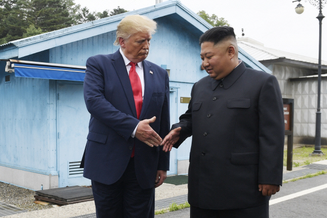 지난 6월 30일(현지시간) 도널드 트럼프(왼쪽) 미국 대통령이 파주 DMZ 판문점에서 김정은 북한 국무위원장과 악수하고 있다. /판문점=AP연합뉴스