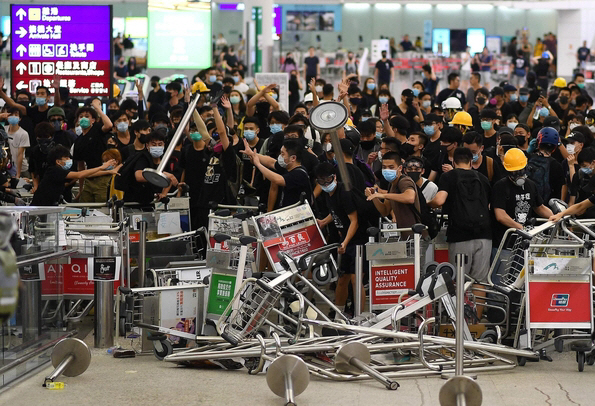 '최루액에 곤봉까지' 홍콩 공항 점거한 시위대와 경찰 난투극