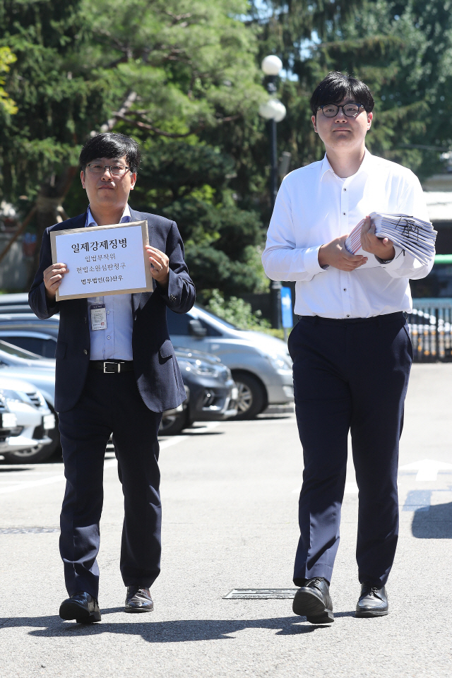 일제 강제징병 피해 유족을 대리하는 김남기ㆍ조영훈 변호사가 헌법소원을 청구하기 위해 14일 서울 종로구 헌법재판소 민원실로 걸어가고 있다. /연합뉴스