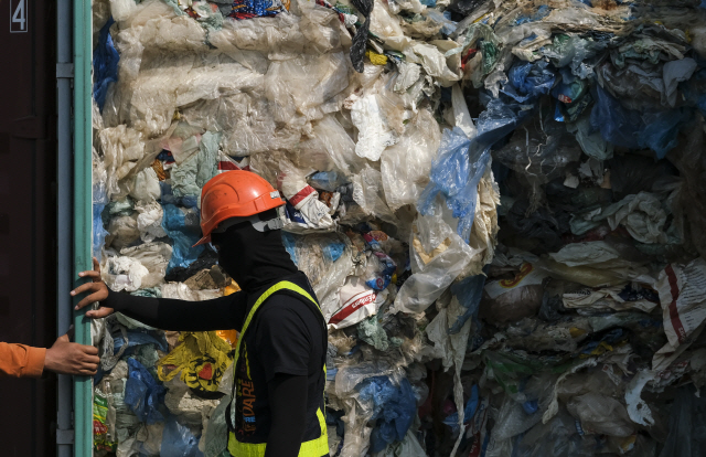 인도네시아 '쓰레기 컨테이너' 8개 호주로 반송