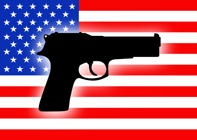 현지 경찰에 따르면 13일(현지시간) 미국 70대 남성이 차량 절도를 시도한 10대 청소년들에게 총기를 난사해 1명이 숨진 것으로 드러났다. 이 사건은 최근 총기 규제 강화 목소리가 커지는 미국에서 논쟁이 되고 있다. /이미지투데이