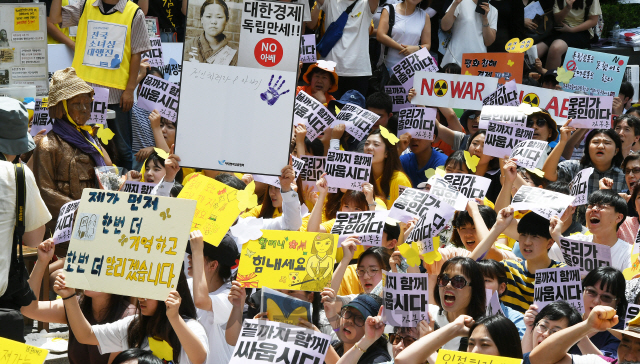 세계 일본군 위안부 기림일이자 74주년 광복절을 하루 앞둔 14일 서울 종로구 옛 주한일본대사관 앞에서 열린 '제1,400차 일본군 성노예제 문제해결을 위한 정기 수요시위' 참가자들이 '피해자의 미투에 세계가 다시 함께 외치는 위드유! 가해국 일본정부는 피해자의 목소리를 들어라'라는 주제로 집회를 하고 있다. 이날 수요쉬위는 국내 13개 도시를 비롯해 일본, 미국 등 해외 9개국 21개 도시에서 함께 개최됐다./오승현기자 2019.8.14