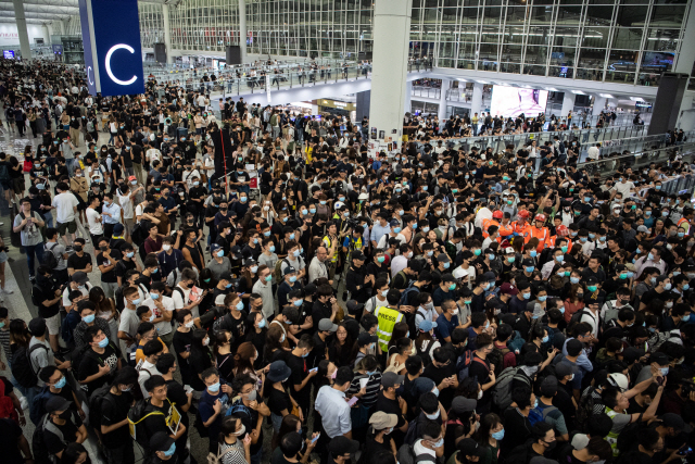 13일(현지시간) ‘범죄인 인도법안’ 반대 시위대가 홍콩국제공항을 점거해 농성을 벌이고 있다. /홍콩=EPA연합뉴스