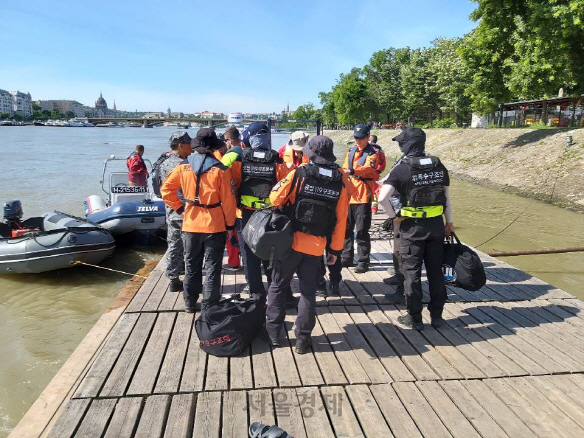 지난 6월 헝가리 부다페스트 다뉴브강에서 수색활동을 하고 있는 소방청 국제구조대원들. /사진제공=소방청