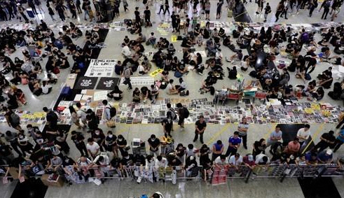 홍콩 국제공항에서 송환법 반대 시위를 펼친 시위대/로이터연합뉴스