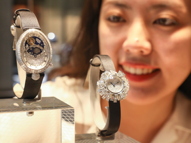 현대백화점 무역센터점에서 14일 오픈한 스위스 명품 시계 브랜드 ‘브레게’ 부티크에서 모델이 5억원에 달하는 브레게 시계를 바라보고 있다. /사진제공=현대백화점