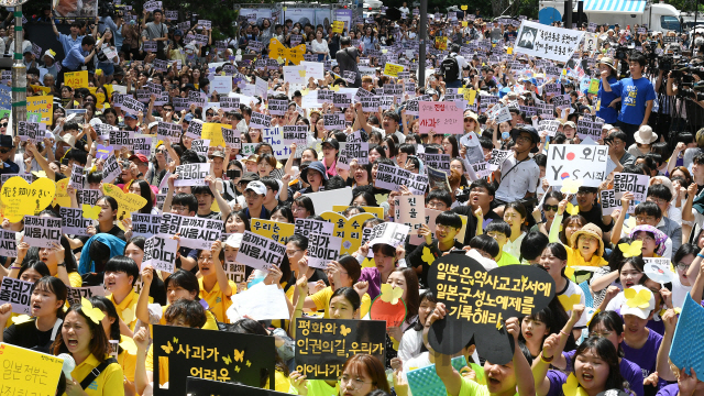 세계 일본군 위안부 기림일이자 74주년 광복절을 하루 앞둔 14일 서울 종로구 옛 주한일본대사관 앞에서 열린 '제1,400차 일본군 성노예제 문제해결을 위한 정기 수요시위' 참가자들이 '피해자의 미투에 세계가 다시 함께 외치는 위드유! 가해국 일본정부는 피해자의 목소리를 들어라'라는 주제로 집회를 하고 있다. 이날 수요쉬위는 국내 13개 도시를 비롯해 일본, 미국 등 해외 9개국 21개 도시에서 함께 개최됐다./오승현기자 2019.8.14