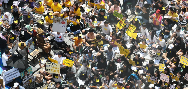 세계 일본군 위안부 기림일이자 74주년 광복절을 하루 앞둔 14일 서울 종로구 옛 주한일본대사관 앞에서 열린 '제1,400차 일본군 성노예제 문제해결을 위한 정기 수요시위' 참가자들이 '피해자의 미투에 세계가 다시 함께 외치는 위드유! 가해국 일본정부는 피해자의 목소리를 들어라'라는 주제로 집회를 하고 있다. 이날 수요쉬위는 국내 13개 도시를 비롯해 일본, 미국 등 해외 9개국 21개 도시에서 함께 개최됐다./오승현기자 2019.8.14