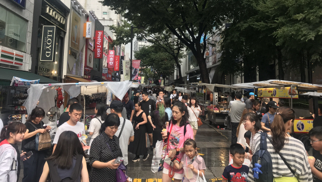 지난 12일 명동 유네스코 거리를 채운 해외 관광객들. 일본은 이날부터 최대 9일 간의 휴일이 이어지고 있다. 이에 따라 이번 주 여름휴가로 한국을 방문하는 여행객들의 행렬이 이어질 것으로 예상된다. /정민수 인턴기자