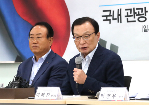 이해찬(사진 오른쪽) 더불어민주당 대표./사진=연합뉴스
