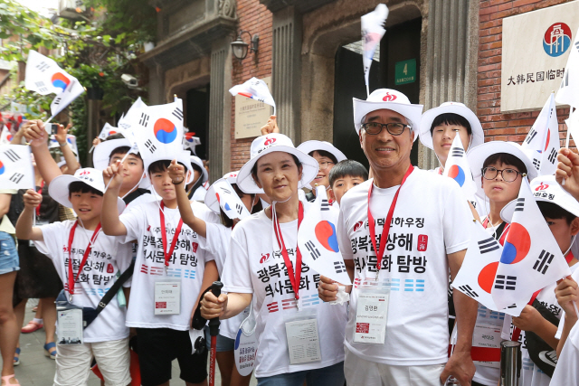 김명환(앞줄 오른쪽 첫번째) 덕신하우징 회장이 14일 중국 상하이에서 열린 ‘광복절 상해 역사문화 탐방’에 참여한 어린이들과 기념사진을 찍고 있다. /사진제공=덕신하우징