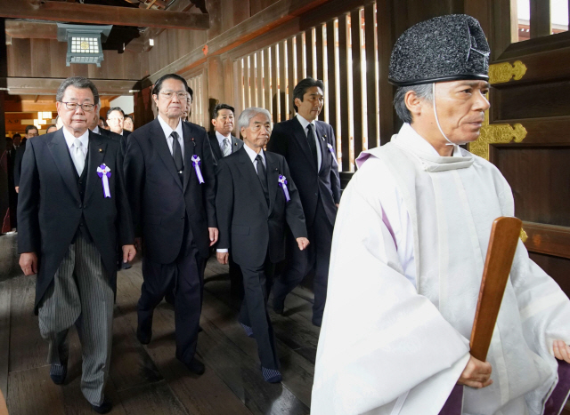 일본 패전일인 15일 일본 국회의원들이 단체로 야스쿠니신사에 참배하러 이동하고 있다. /도쿄=AP연합뉴스