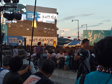 서울 광화문광장에서 14일 밤 개최된 ‘2019 자주통일대회’에 ‘한미동맹해체, 미군 없는 한반도 실현, 아베 도발 분쇄’라고 쓰인 플랜카드가 걸려있다.  /변재현기자
