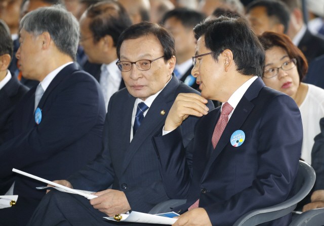 이해찬(앞줄 가운데) 더불어민주당 대표와 황교안(〃 오른쪽) 자유한국당 대표가 15일 오전 천안 독립기념관 겨레의집에서 열린 제74주년 광복절 경축식에 참석해 대화하고 있다.    /연합뉴스