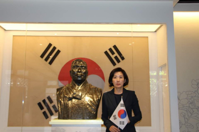 자유한국당 나경원 원내대표가 15일 중국 충칭시 대한민국 임시정부 건물에서 기념촬영을 하고 있다. /나 원내대표 페이스북 캡쳐