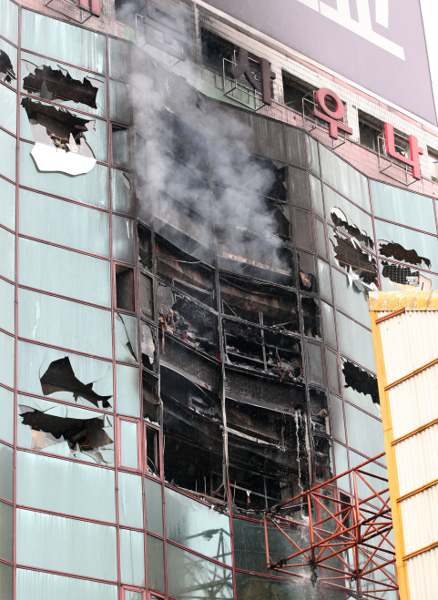 15일 오전 서울 중구 남대문오피스텔 8층에서 화재가 발생해 연기가 피어오르고 있다.  /연합뉴스