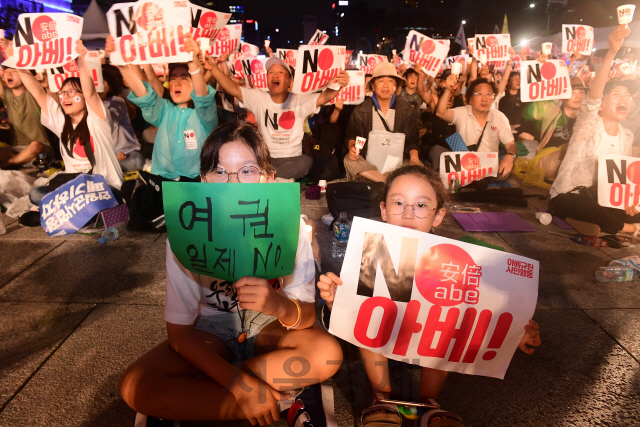 광복절인 15일 서울 광화문 광장에서 열린 '아베 규탄 범국민촛불대회'에서 어린이 참가자들이 촛불을 밝히며 '노(NO) 아베' 구호를 외치고 있다./권욱기자 2019.08.15