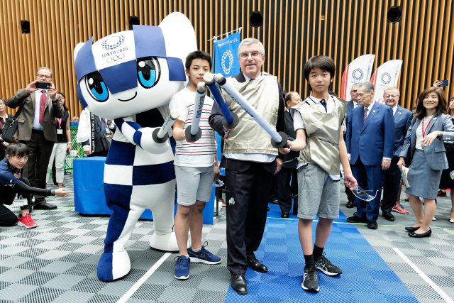 토마스 바흐(가운데) 국제올림픽위원회(IOC) 위원장이 최근 도쿄에서 열린 올림픽 카운트다운 행사에서 포즈를 취하고 있다. /IOC