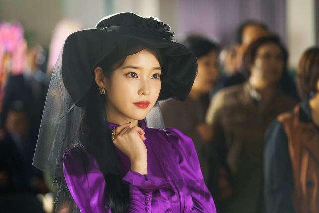 tvN 드라마 ‘호텔 델루나’에서 보라색 드레스를 입은 장만월. /사진제공=tvN