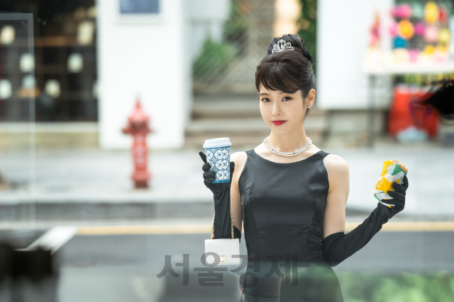 tvN 드라마 ‘호텔 델루나’에서 장만월이 오드리 헵번을 연상케 하는 의상을 입고 있다./사진제공=tvN