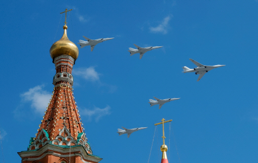 러시아 군용기 투폴레프(Tu)-160과 Tu-22M3이 지난 5월4일(현지시간) 모스크바에서 비행하고 있다.  /모스크바=로이터연합뉴스