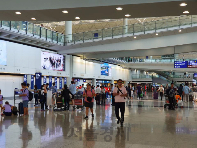 15일 홍콩국제공항을 찾은 여행객들이 출국장으로 이동하고 있다. 지난 12일부터 이틀간 공항을 점거해 초유의 폐쇄 사태를 일으켰던 검은 옷의 시위대는 전날 오후 해산을 시작해 이날 오전에는 한 명도 남아 있지 않았다.     /홍콩=전희윤기자