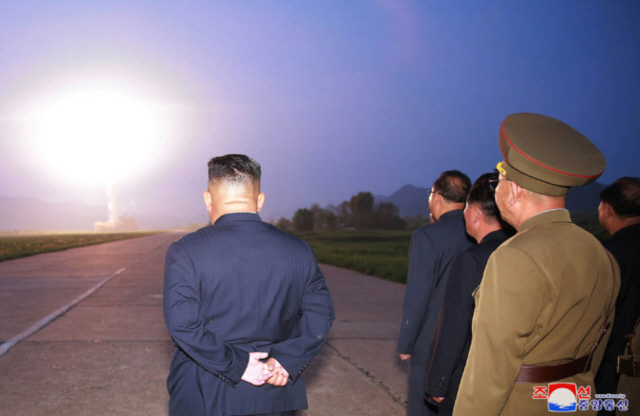 김정은 북한 국무위원장이 지난 6일 신형전술유도탄 발사를 참관했다고 조선중앙통신이 7일 보도했다. /연합뉴스