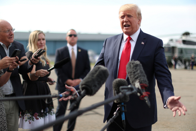 지난 15일(현지시간) 도널드 트럼프 미국 대통령이 뉴저지주 모리스타운 공항에서 기자들과 문답을 하고 있다./로이터연합뉴스